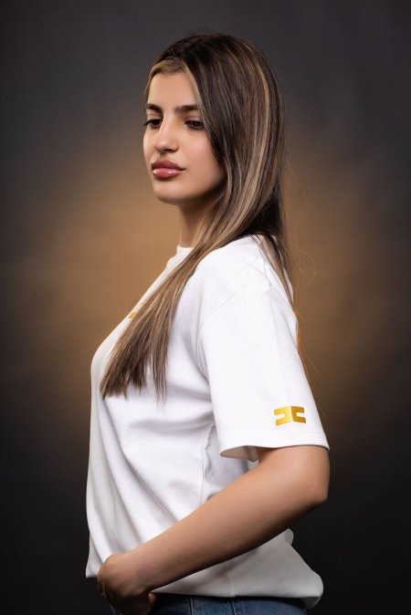 أبيض