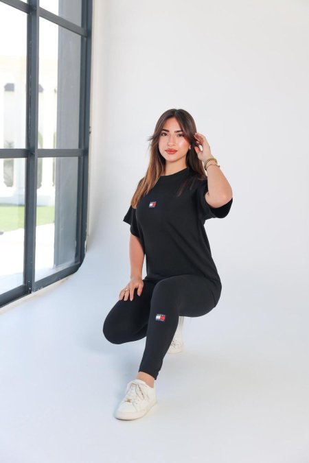 أسود
