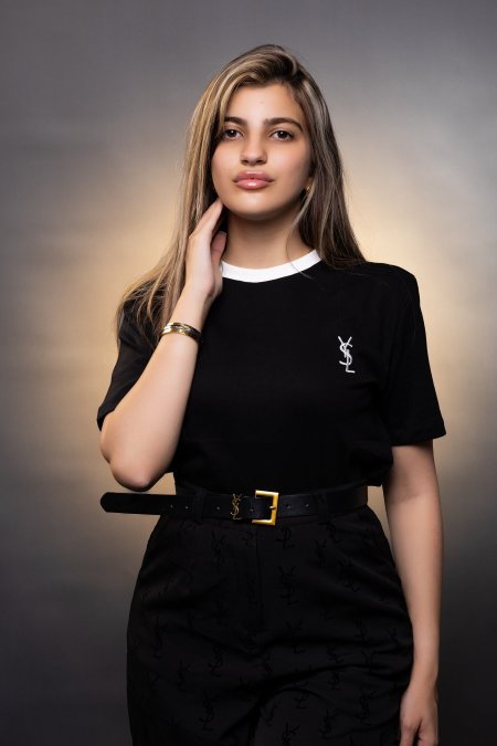 أسود