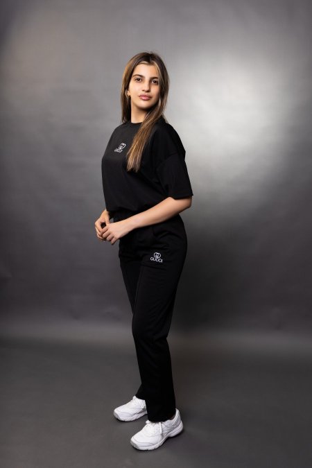 أسود
