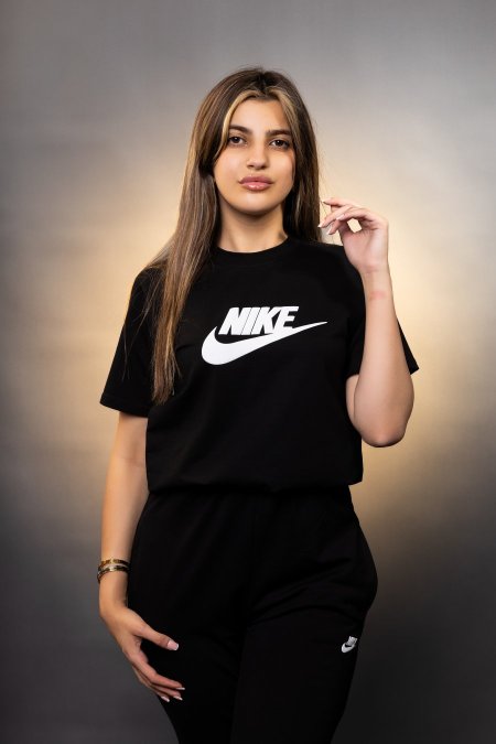 أسود