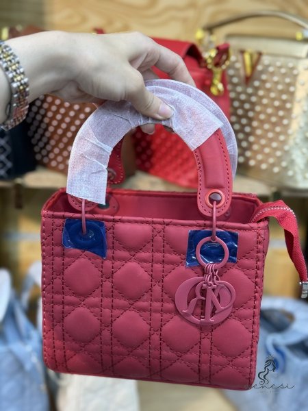 احمر